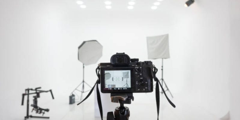 Photo studio setup with lights and camera.